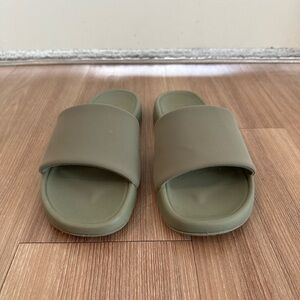 Lululemon Resfeel Slide Wms size 7 Army Green